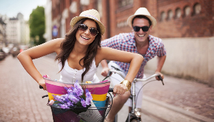 la donna e l'uomo sulla moto